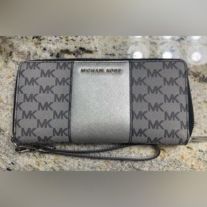 Michael Kors Continental wallet silver/grey